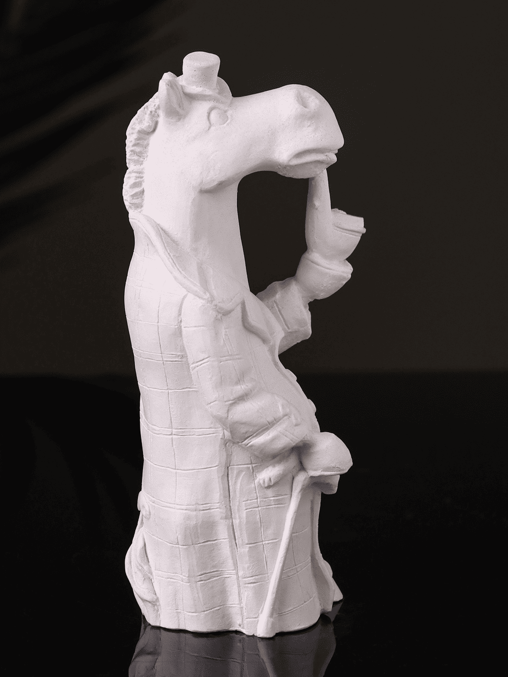 Figurka_gipsovaya_Kon_v_palto_4