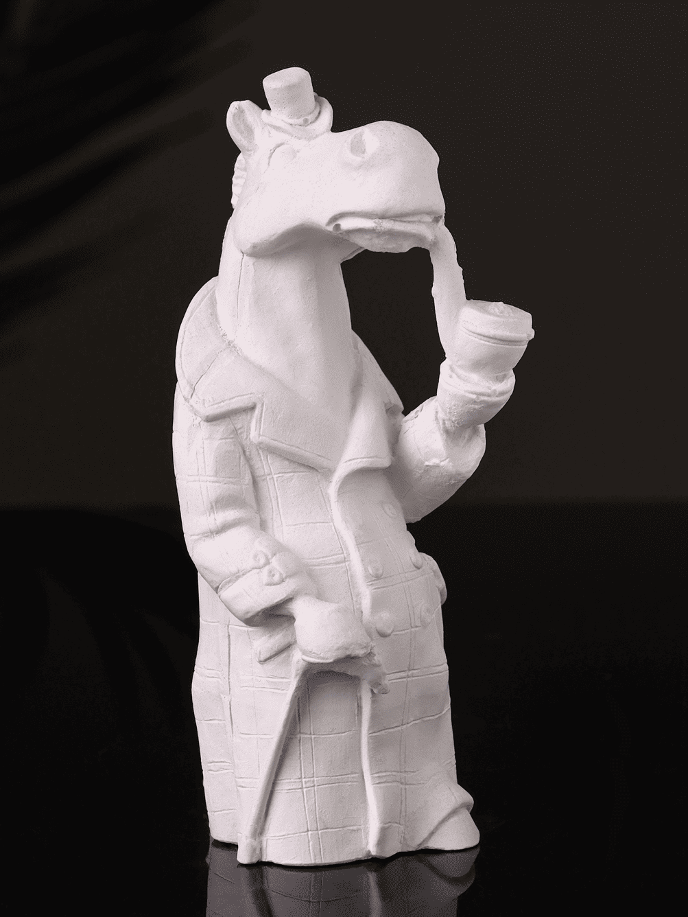 Figurka_gipsovaya_Kon_v_palto_5